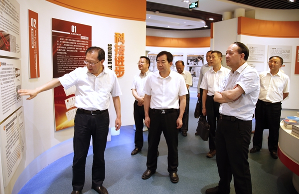 参观展厅.JPG